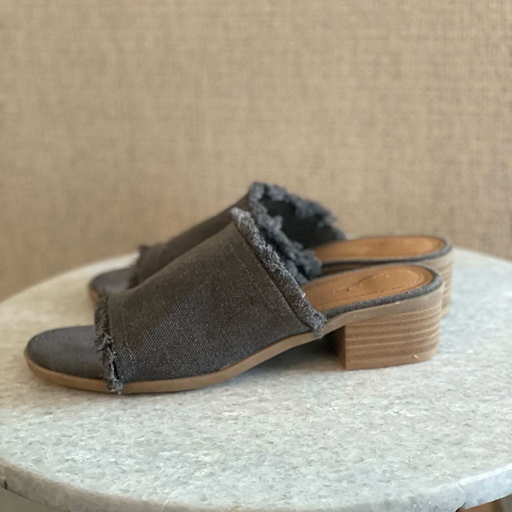 Universal Thread Stacked Heel - Picture 2 of 4
